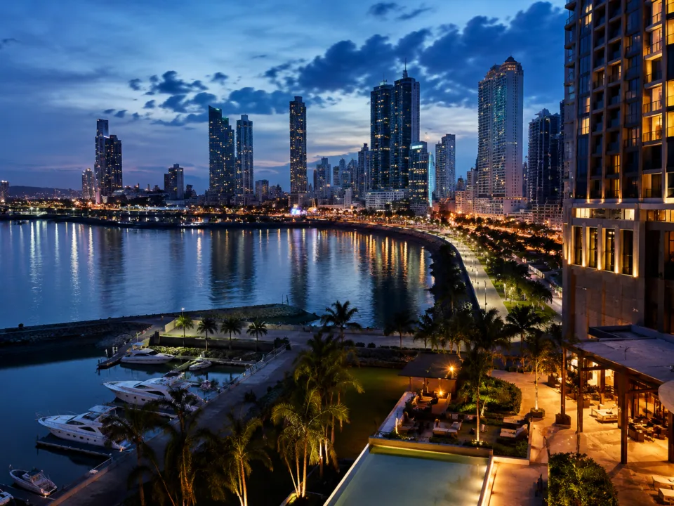 Editorial evening skyline representing nightlife and adult entertainment trends in Central America
